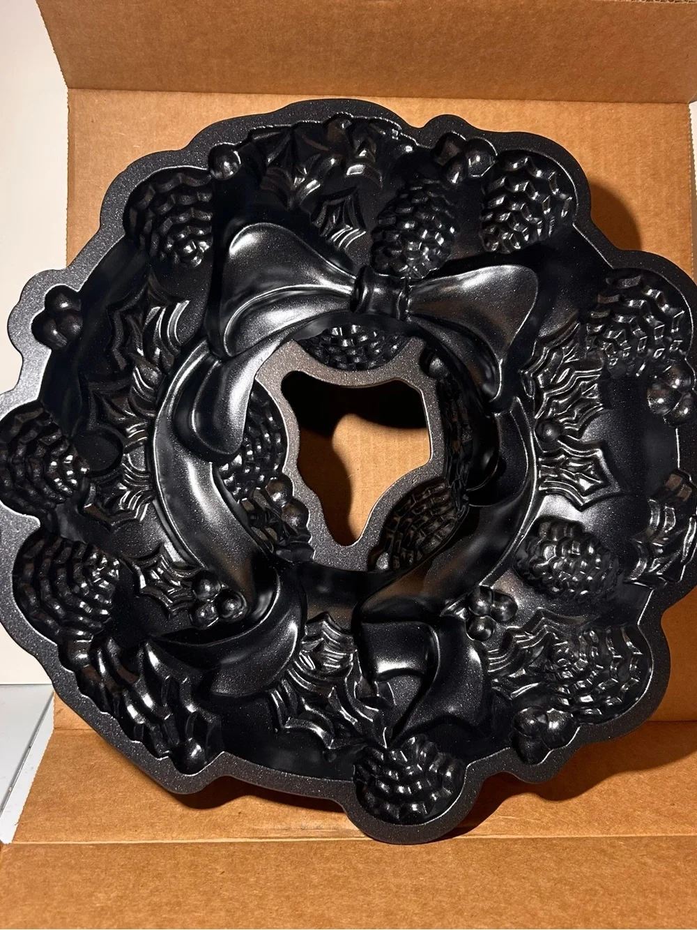 NWOT Williams Sonoma Wreath Bundt Cake Pan
